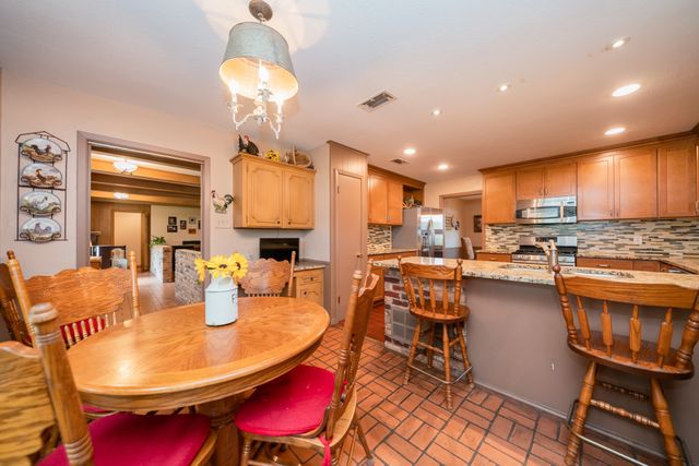 1413 S Main Street S, Lindale, TX 75771