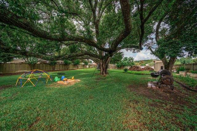 1413 S Main Street S, Lindale, TX 75771