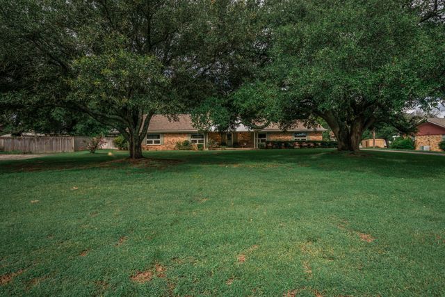 1413 S Main Street S, Lindale, TX 75771