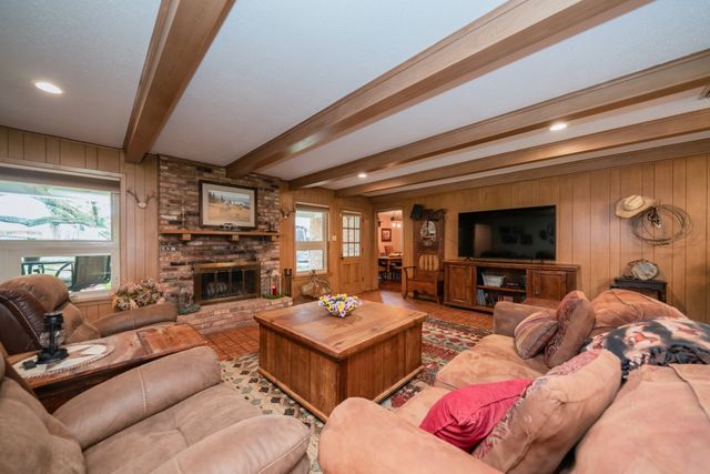 1413 S Main Street S, Lindale, TX 75771