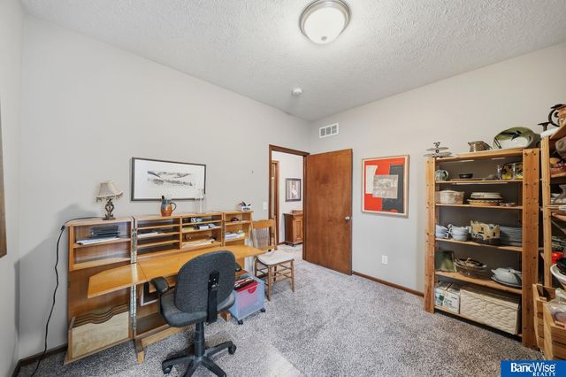 5642 Barrington Circle, Lincoln, NE 68516