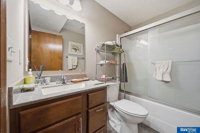 5642 Barrington Circle, Lincoln, NE 68516