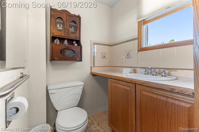 23312 E Fairway Drive, Trenton, MI 48183