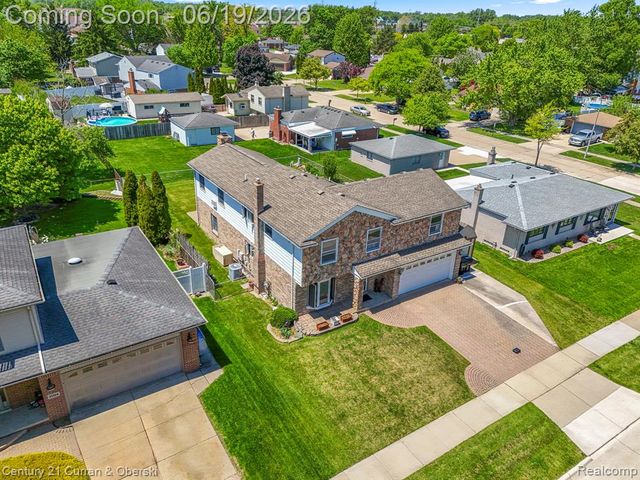 23312 E Fairway Drive, Trenton, MI 48183