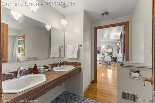 23312 E Fairway Drive, Trenton, MI 48183