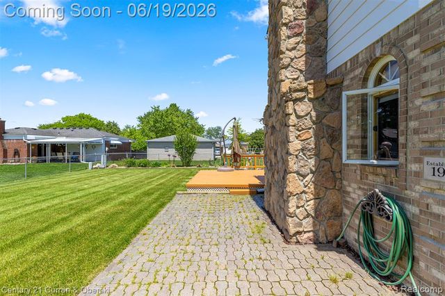23312 E Fairway Drive, Trenton, MI 48183