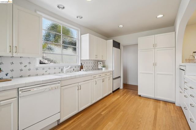 5235 Harbord Dr, Oakland, CA 94618