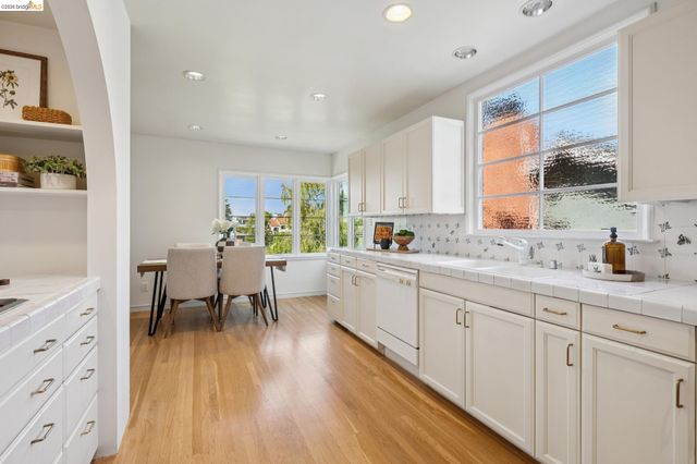 5235 Harbord Dr, Oakland, CA 94618