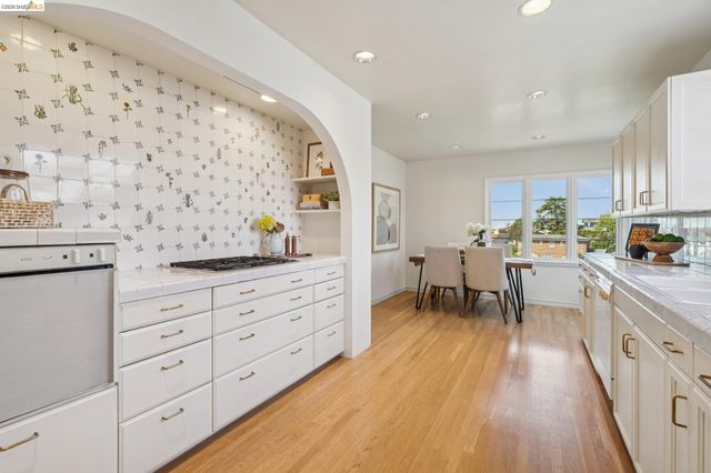 5235 Harbord Dr, Oakland, CA 94618