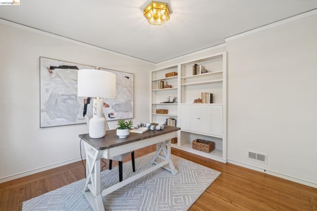 5235 Harbord Dr, Oakland, CA 94618