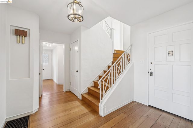 5235 Harbord Dr, Oakland, CA 94618