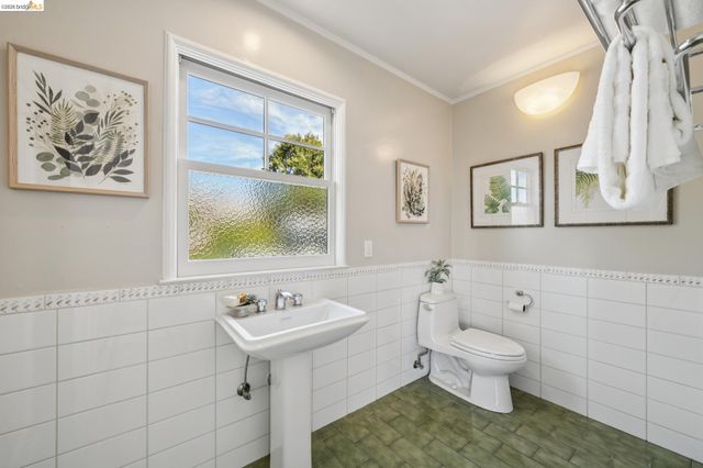 5235 Harbord Dr, Oakland, CA 94618
