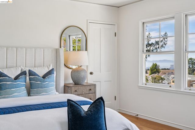 5235 Harbord Dr, Oakland, CA 94618