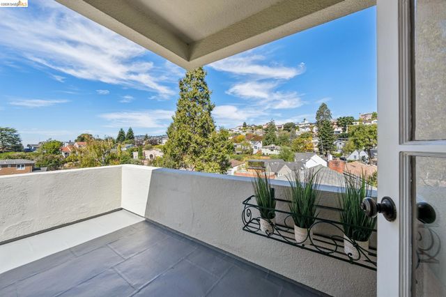 5235 Harbord Dr, Oakland, CA 94618