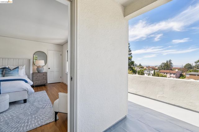 5235 Harbord Dr, Oakland, CA 94618