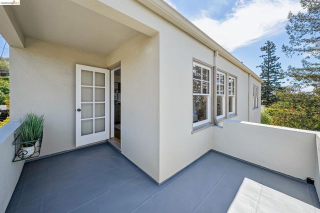 5235 Harbord Dr, Oakland, CA 94618