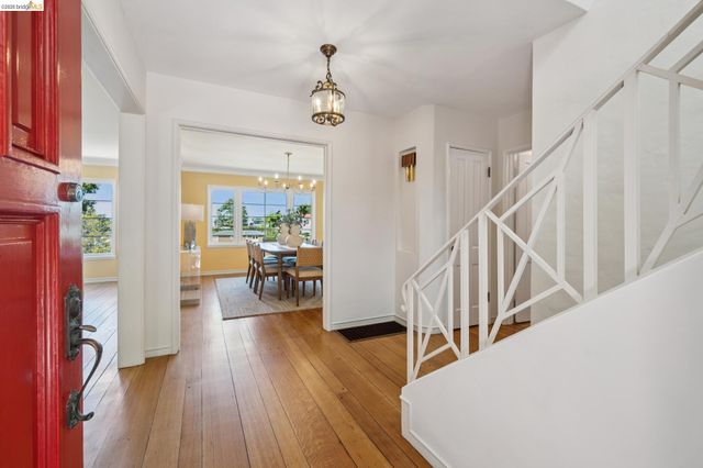 5235 Harbord Dr, Oakland, CA 94618