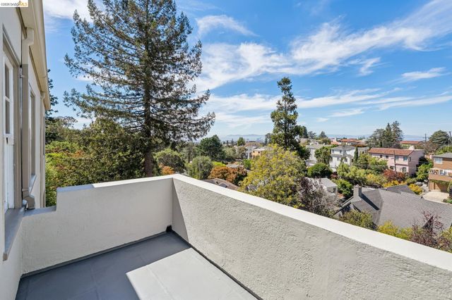 5235 Harbord Dr, Oakland, CA 94618