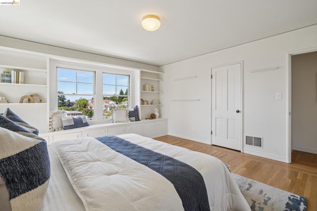 5235 Harbord Dr, Oakland, CA 94618