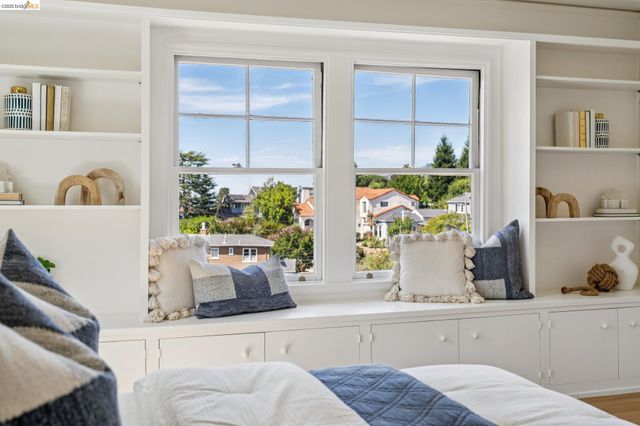 5235 Harbord Dr, Oakland, CA 94618