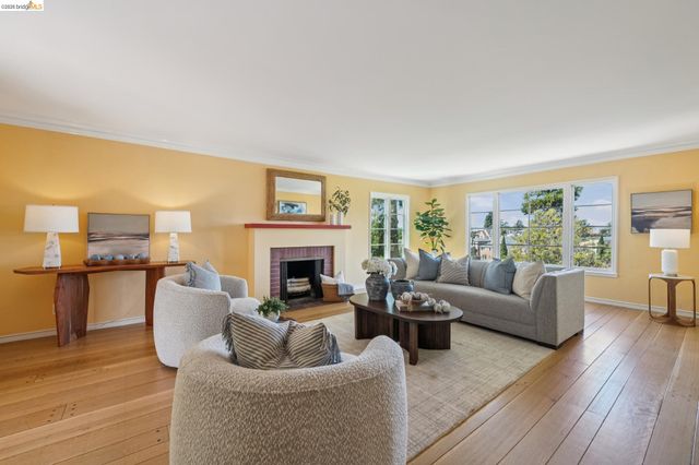 5235 Harbord Dr, Oakland, CA 94618
