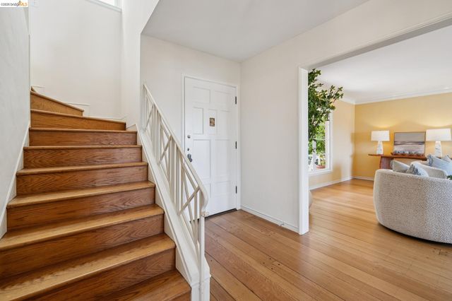 5235 Harbord Dr, Oakland, CA 94618