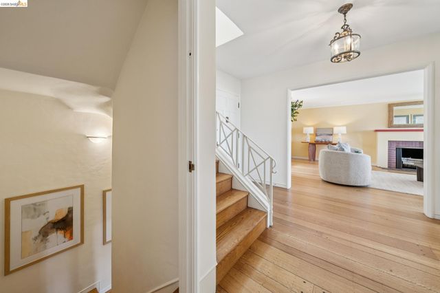 5235 Harbord Dr, Oakland, CA 94618