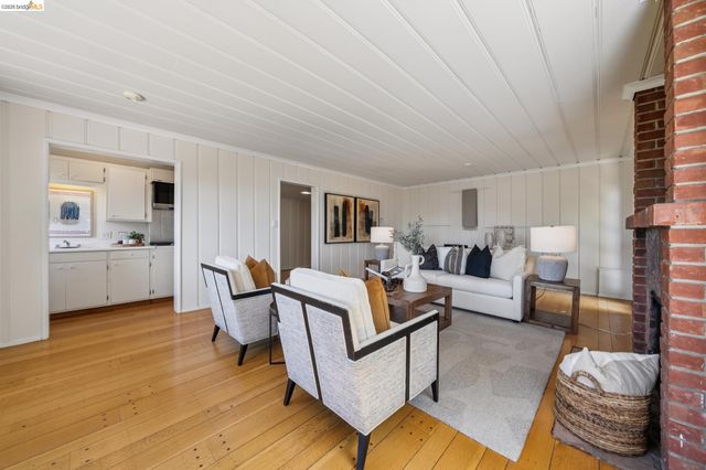 5235 Harbord Dr, Oakland, CA 94618