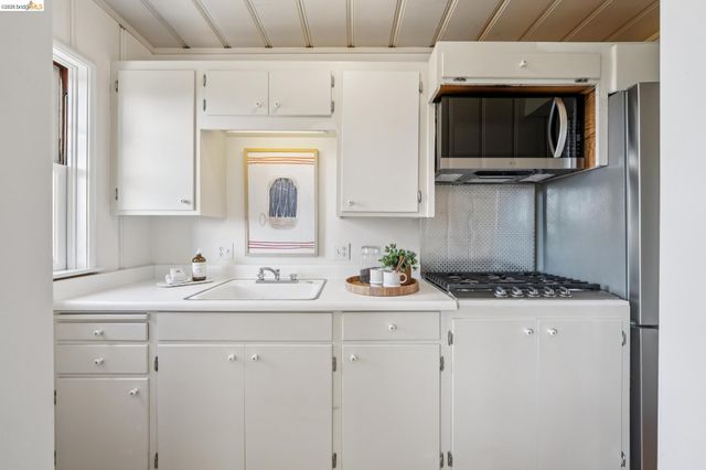 5235 Harbord Dr, Oakland, CA 94618