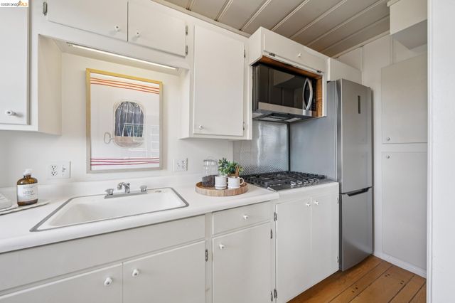 5235 Harbord Dr, Oakland, CA 94618