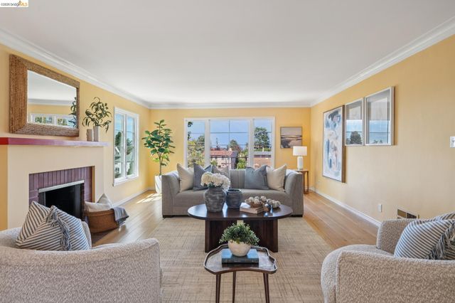 5235 Harbord Dr, Oakland, CA 94618