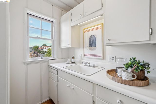 5235 Harbord Dr, Oakland, CA 94618