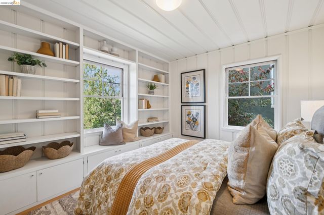 5235 Harbord Dr, Oakland, CA 94618
