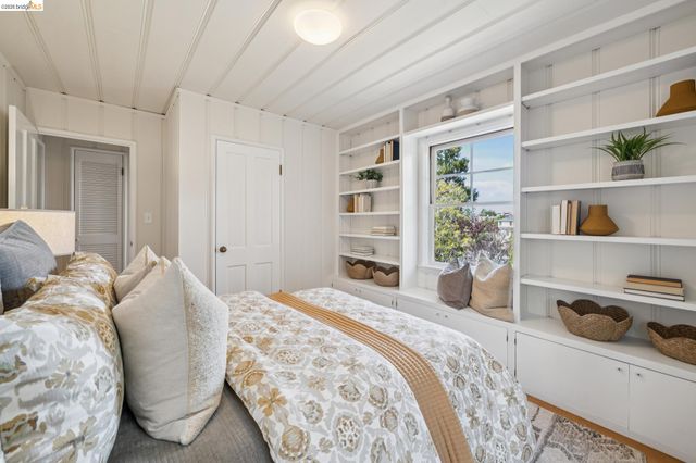 5235 Harbord Dr, Oakland, CA 94618