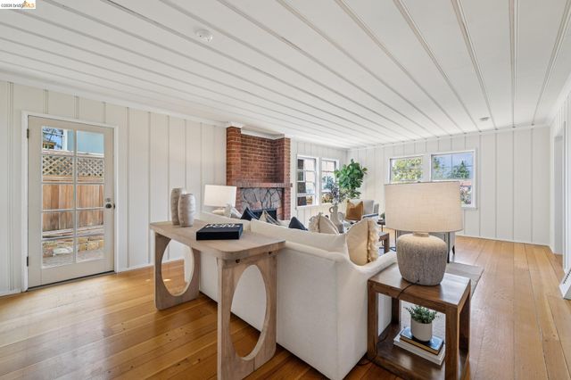 5235 Harbord Dr, Oakland, CA 94618