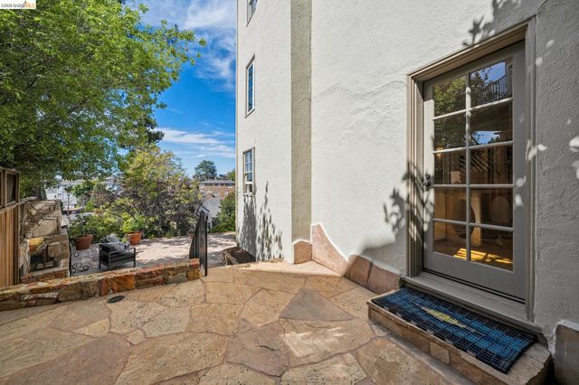 5235 Harbord Dr, Oakland, CA 94618