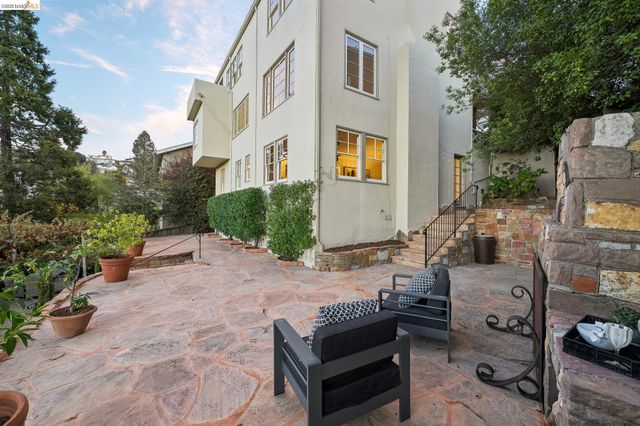 5235 Harbord Dr, Oakland, CA 94618