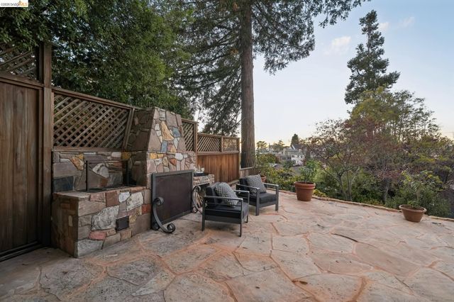 5235 Harbord Dr, Oakland, CA 94618
