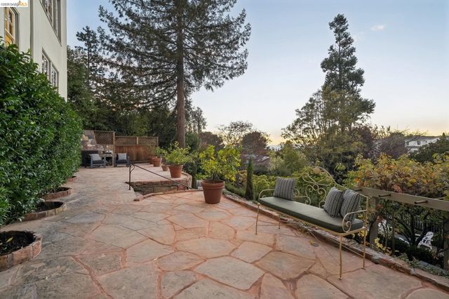 5235 Harbord Dr, Oakland, CA 94618