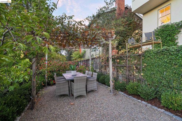 5235 Harbord Dr, Oakland, CA 94618