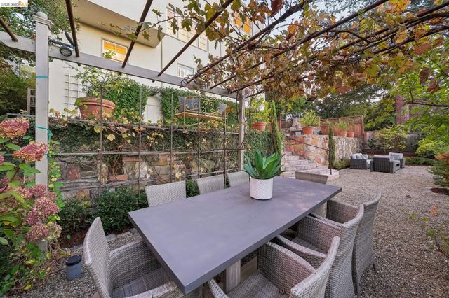 5235 Harbord Dr, Oakland, CA 94618