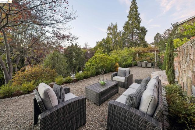 5235 Harbord Dr, Oakland, CA 94618