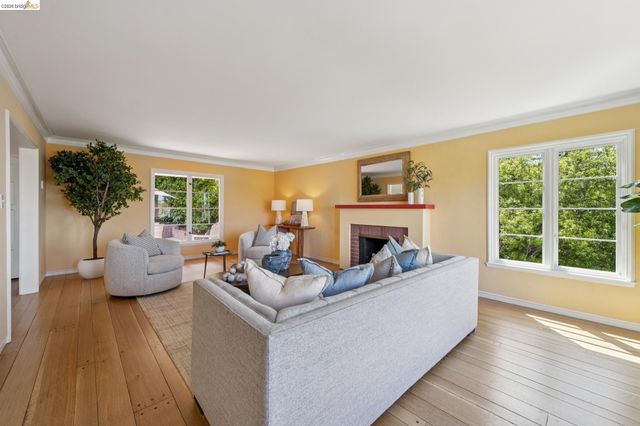 5235 Harbord Dr, Oakland, CA 94618