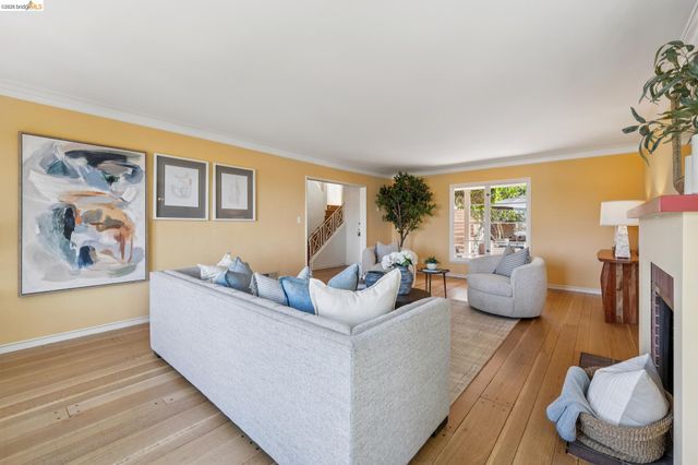 5235 Harbord Dr, Oakland, CA 94618