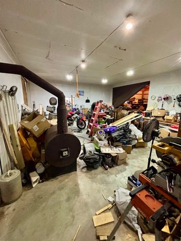 917 E River, Pleasant, MI 48858