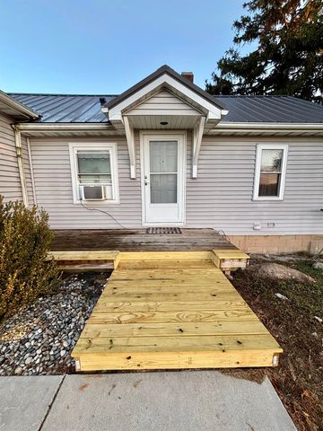 917 E River, Pleasant, MI 48858