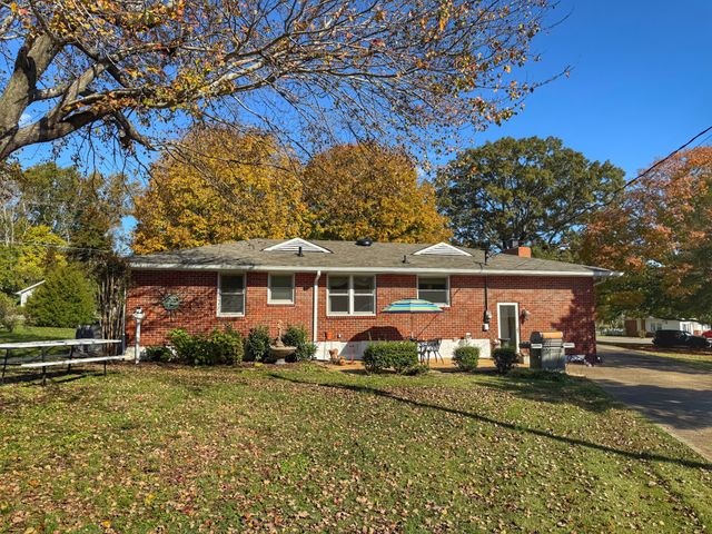 1105 N Charlotte Street, Dickson, TN 37055