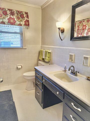 1105 N Charlotte Street, Dickson, TN 37055