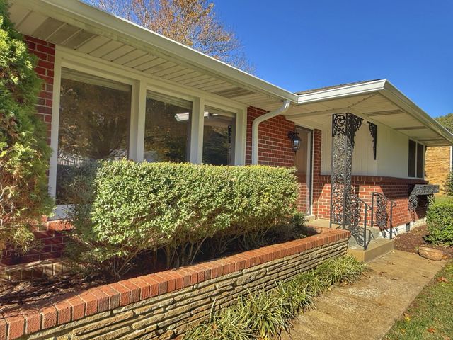 1105 N Charlotte Street, Dickson, TN 37055