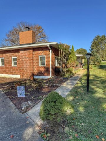 1105 N Charlotte Street, Dickson, TN 37055